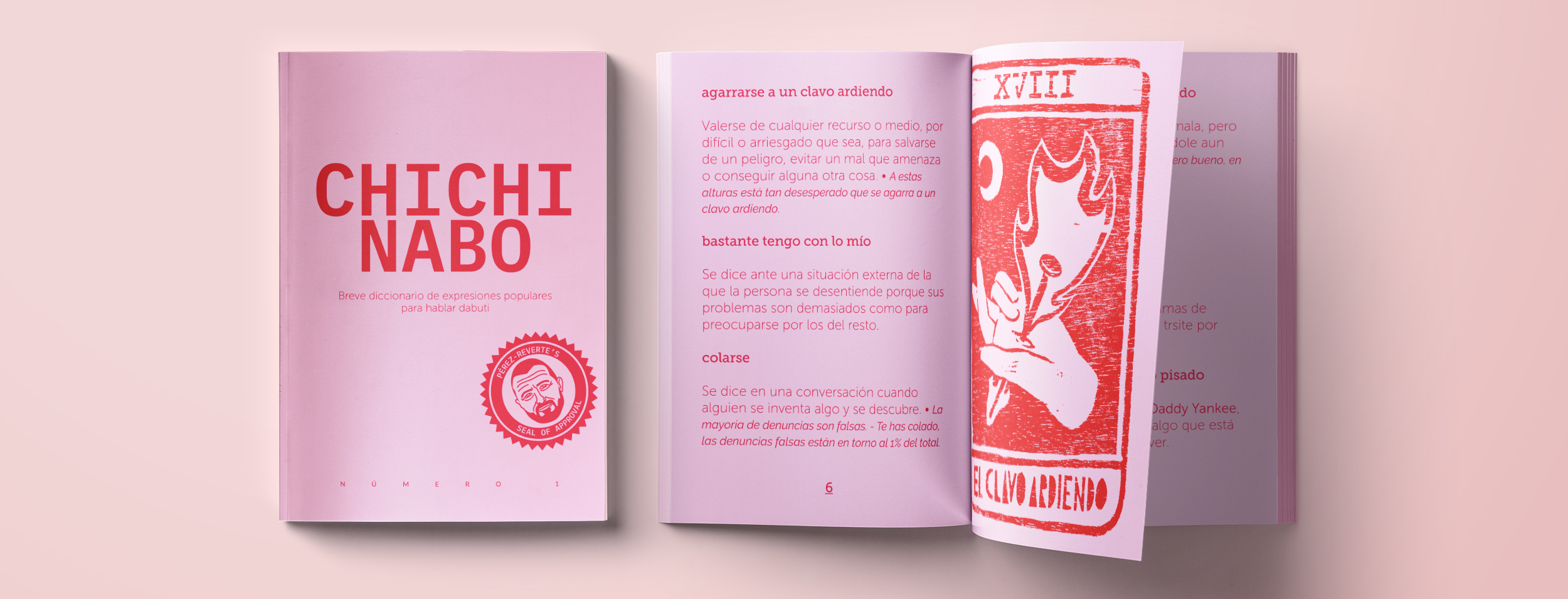 La imagen muestra un fondo rosa. Sobre él, un fanzine cerrado cuya portada muestra "chichinabo. Breve diccionario de expresiones populares para hablar dabuti" y un sello con la cara de Arturo Pérez-Reverte y el texto "Pérez-Reverte's Seal of Approval". Al lado, la misma publicación, pero abierta.