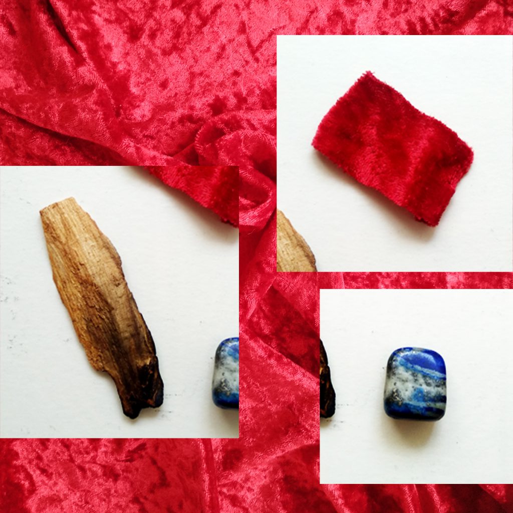 La imagen muestra un collage de tres amuletos (una rama de palosanto, un trozo de tela roja y una piedra lapislázuli) sobre un fondo de terciopelo rojo.