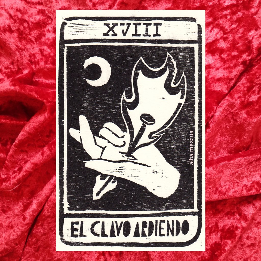 Tarot card corresponding to the major arcana of the Moon. At the top is eighteen in Roman numerals (capital letters XVIII). The central part contains the illustration. A hand with the palm facing up is pierced by a burning nail. The index and middle fingers are crossed. At the top is a moon. Below the name of the letter is "El clavo ardiendo" or "The burning nail".

