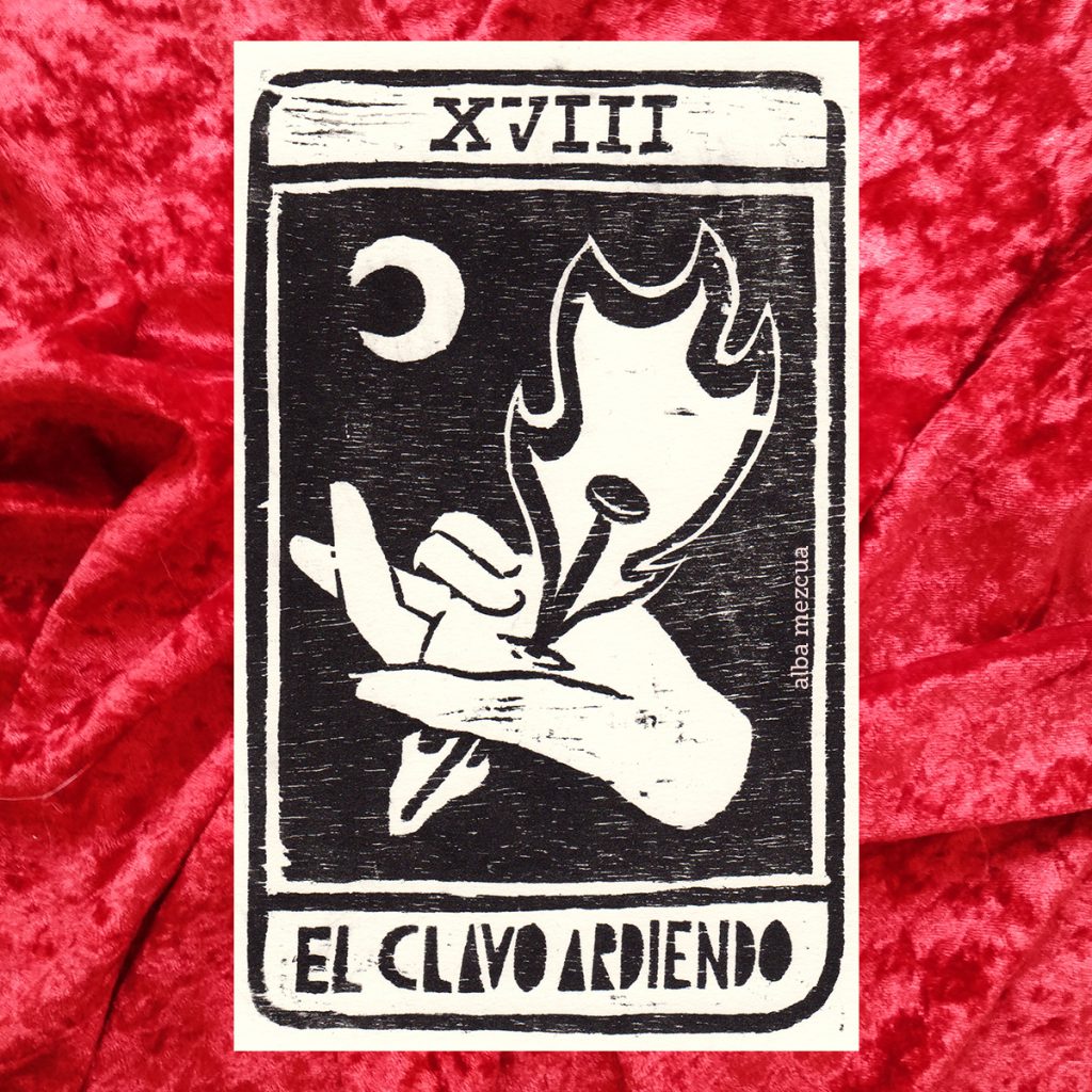 Tarot card corresponding to the major arcana of the Moon. At the top is eighteen in Roman numerals (capital letters XVIII). The central part contains the illustration. A hand with the palm facing up is pierced by a burning nail. The index and middle fingers are crossed. At the top is a moon. Below the name of the letter is "El clavo ardiendo" or "The burning nail".