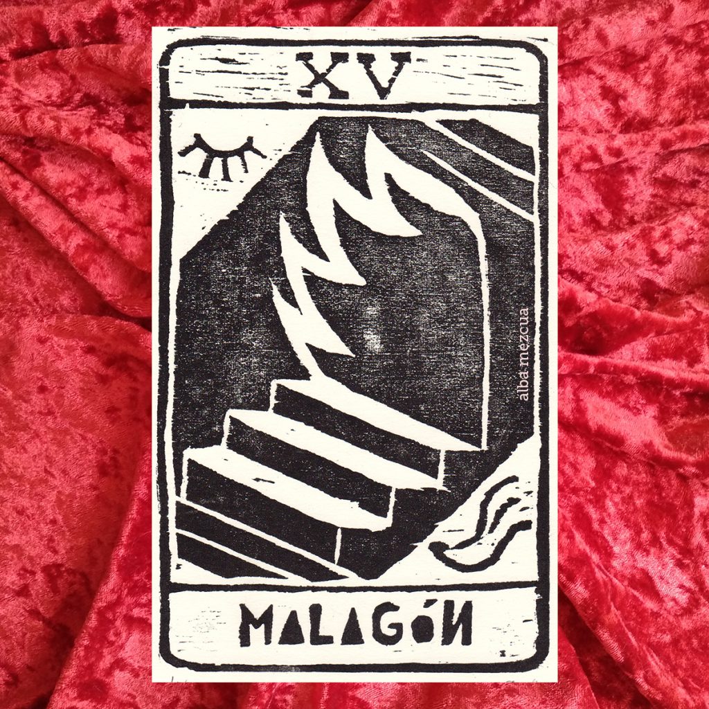 Tarot card corresponding to the major arcana of The Devil. At the top there's a fifteen in Roman numerals (capital letters XV). The central part contains the illustration. Stairs lead to a door from which flames of fire come out. In the upper left corner there is a closed eye. In the lower right corner, a pointy tongue representing the devil. On the lower part, the name of the card is "Malagón".
Abajo el nombre de la carta es "Mala sangre".