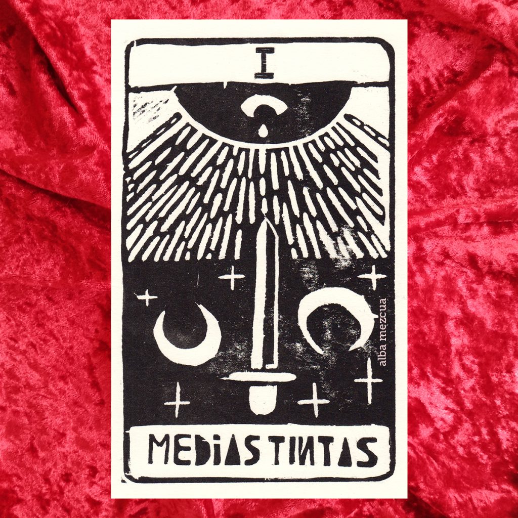 Carta del tarot correspondiente al as de espadas. En la parte superior se muestra un uno en números romanos (letra I mayúscula). La parte central contiene la ilustración. Un sol con un ojo que llora, lanza sus rayos hacia abajo, donde hay una espada y dos lunas. Abajo el nombre de la carta es "Medias tintas".